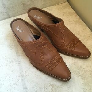 ‎WHITE MOUNTAIN BRONCO TOOLED LEATHER MULES